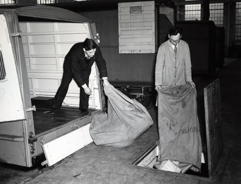 Parcel bags being unloaded at Leeds, May 1960 (POST 118/15743).