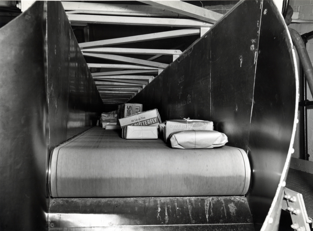 Leeds: Parcels being conveyed to glacis, May 1960 (POST 118/15745).