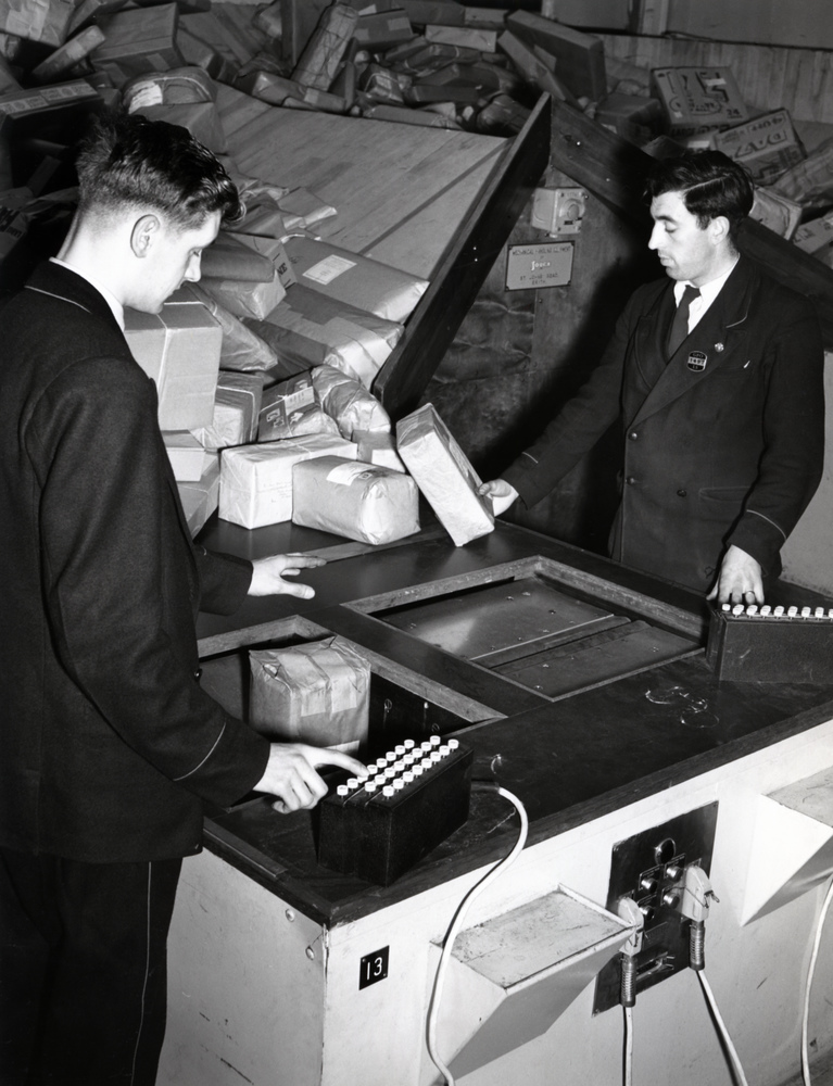 Leeds: Close up of parcel sorting machine operating position, May 1960 (POST 118/15755).