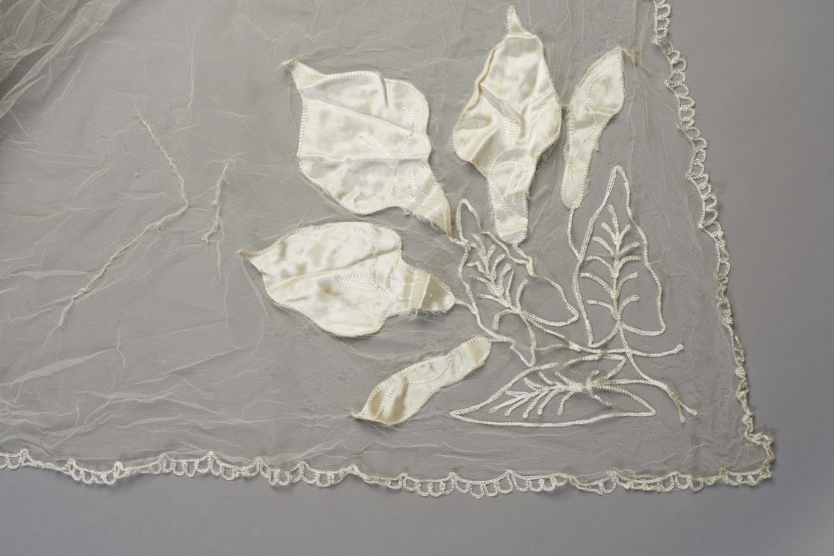 Wedding veil with appliqued satin flowers, 1938