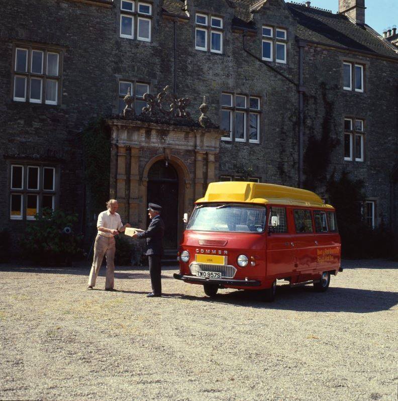 Archive picture of a post pus parcel delivery outside a large building